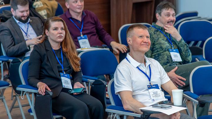 Николай Олихин и другие участники зала